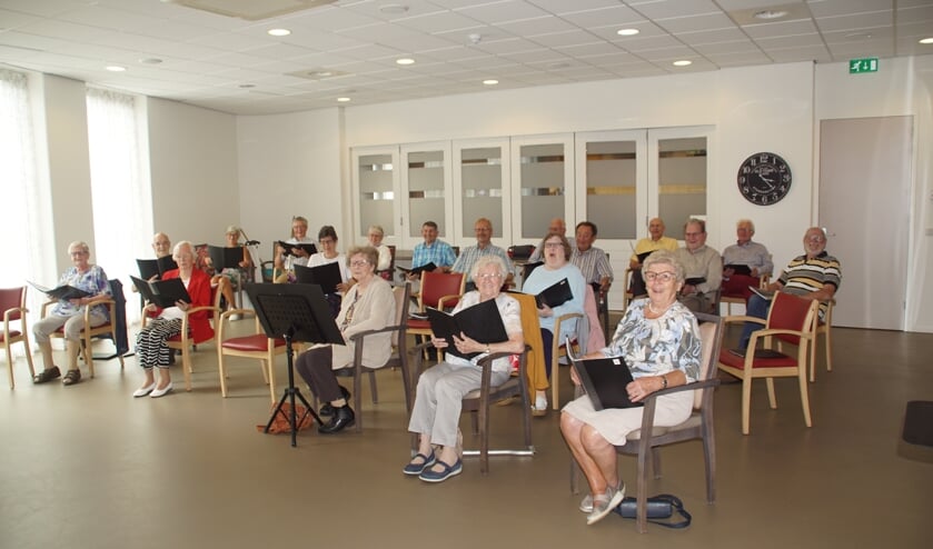 <p>Interkerkelijk koor Jong van Hart zingt weer, maar nog wel op anderhalve meter afstand.</p>