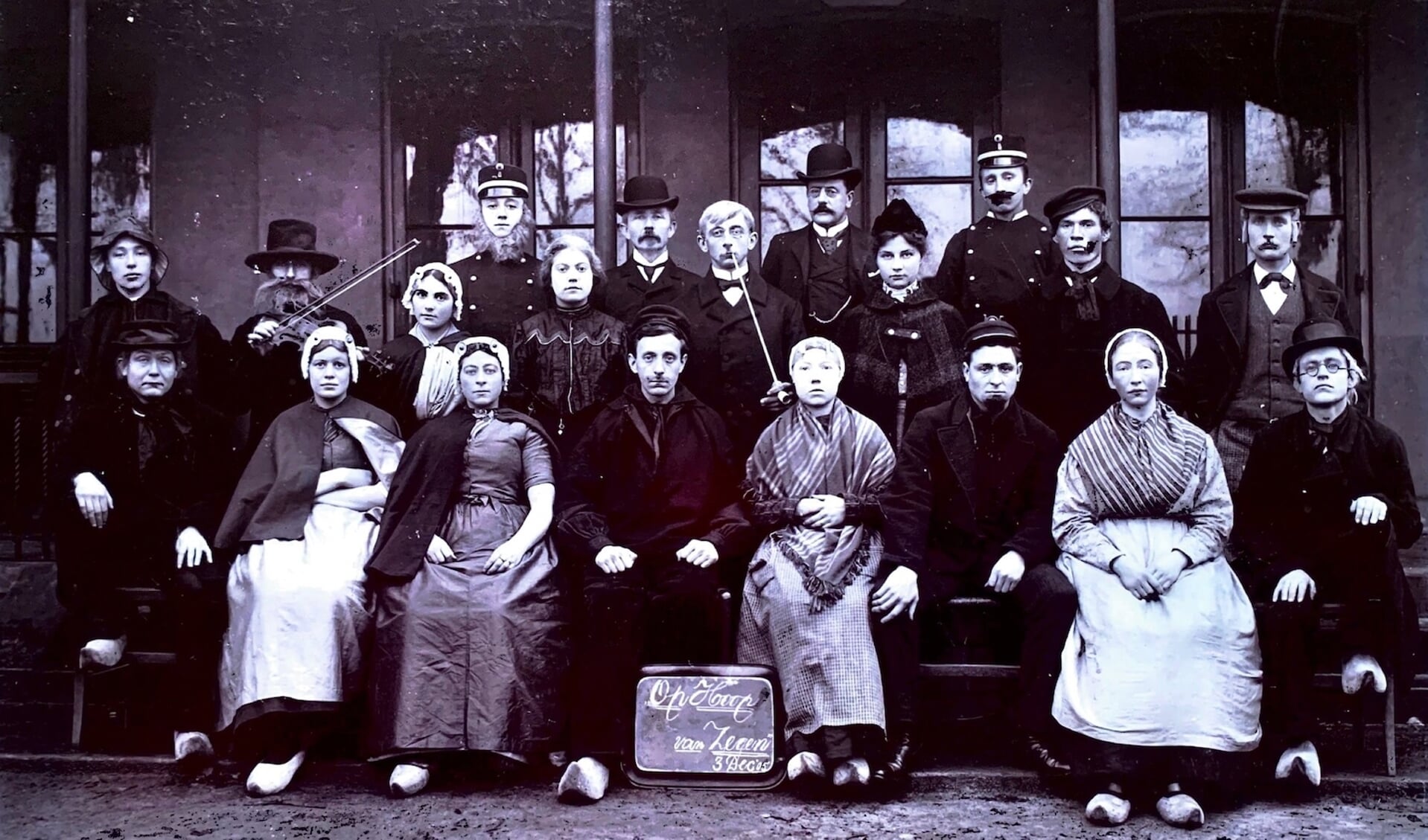 Foto uit de begintijd van toneelvereniging EVT, opgericht in 1902.