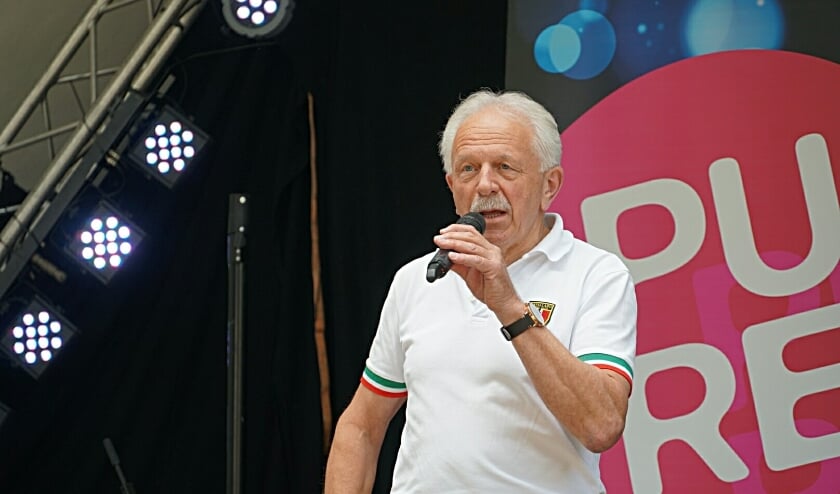 <p>Medeorganisator Bennie Wielens van de WAK-week in Haaksbergen op het podium. </p>