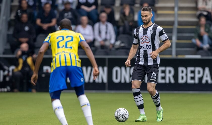 <p>Marco Rente aan de bal tegen RKC Waalwijk in Erve Asito. (Foto: NESimages)</p>