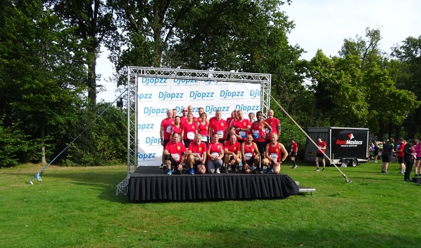 <p>De lopers van Loopgroep053 bijeen. (Foto: Marti ten Kate)</p>