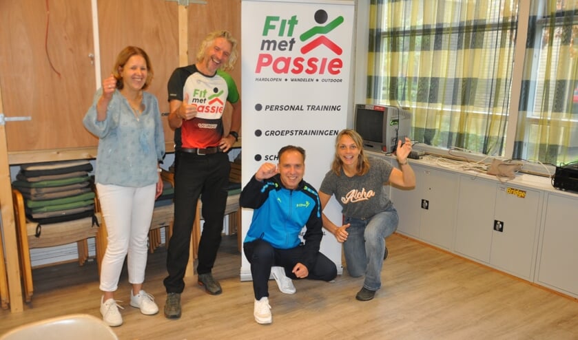 <p>Ingrid Ribberink, Henk Passies, buurtsportcoach Jurgen Schiphorst en Marijke Vloedbeld zijn de initiatienemers van de Kuier Deur Challenge</p>