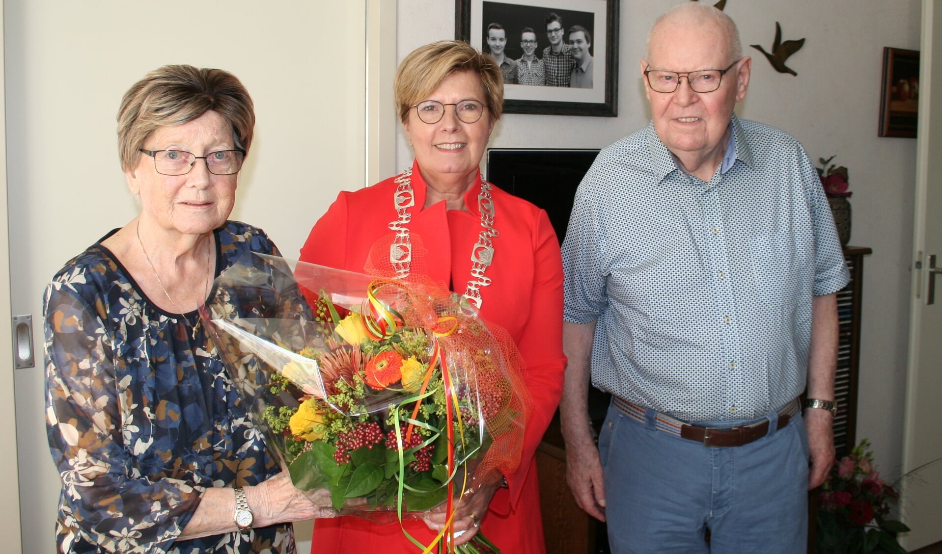 Loco-burgemeester Anja Prins feliciteert het echtpaar Welmink. (Tekst/foto: Martin Meijerink)