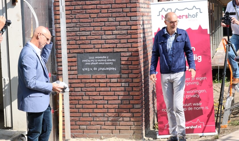 <p>RIJSSEN - De gedenksteen van de eerste steen is ondersteboven in de muur gemetseld. Links Herman Grooten en rechts Jan Nijland.</p>