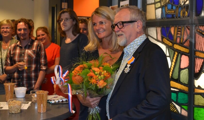 <p>Koos van der Burgh en zijn vrouw Willy, bij zijn afscheid als huisarts in 2017. Hij werd Ridder in de Orde van Oranje-Nassau. </p>