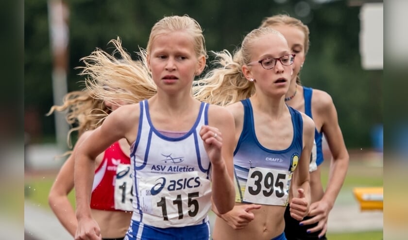 <p>Julia Seppenwoolde (AV Atletics Nijverdal, MPA), Kirsten van den Hurk (Lopersgroep Deurne, MJD)</p>