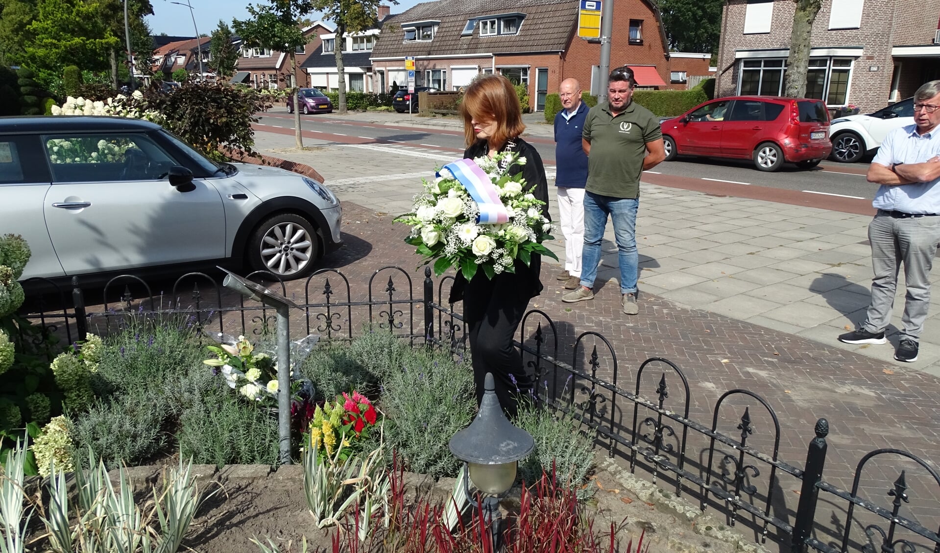 Burgemeester Cia Kroon legde dinsdag bloemen bij de herdenkingsplaquette van verzetsheld Jo ter Laak. De herdenking was  een initiatief van de Historische Kring en moet een jaarlijkse traditie worden.