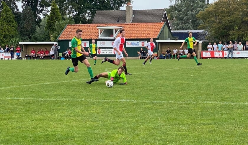 <p>WVV'34 in de aanval in de bekerwedstrijd bij Emos. De club uit Hengevelde speelt in de derde klasse A. Foto: Raymond Wegdam. </p>