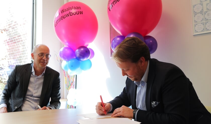 <p>Fridse Mobach, bestuur Stichting Carmelcollege en wethouder Jeroen Diepemaat</p>