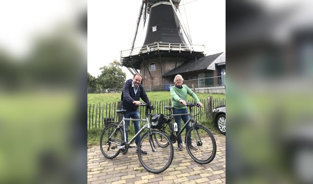Bertus Webbink en Roy Zijlstra bij Molen De Wippe in Hellendoorn. Eén van de plekken waar een zuil met een prachtig gedicht komt te staan.