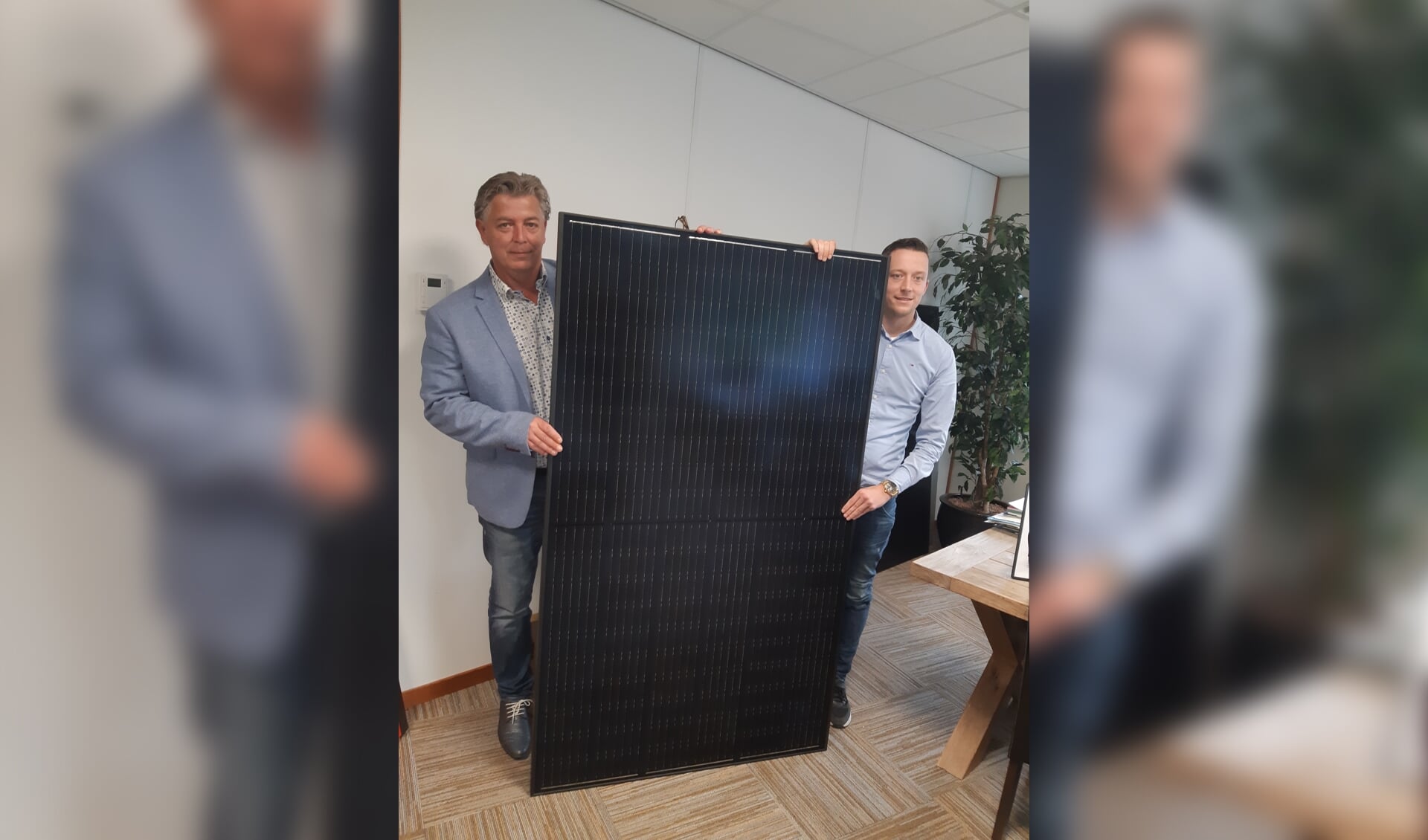 Peter Niekolaas en Lars Kooistra met een zonnepaneel. 