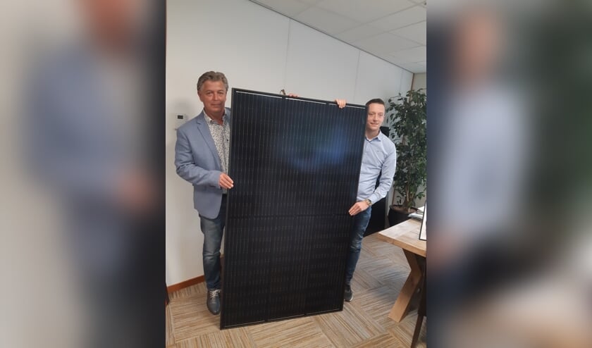 <p>Peter Niekolaas en Lars Kooistra met een zonnepaneel. </p>
