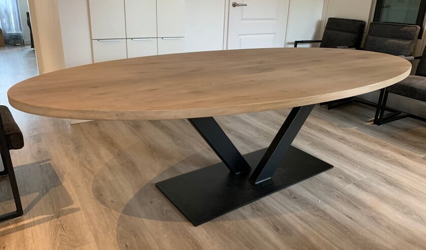 <p>Nijhuis Meubels levert graag een unieke tafel, geheel naar úw wensen. Vakmanschap dat ook nog eens verrassend betaalbaar is!</p>