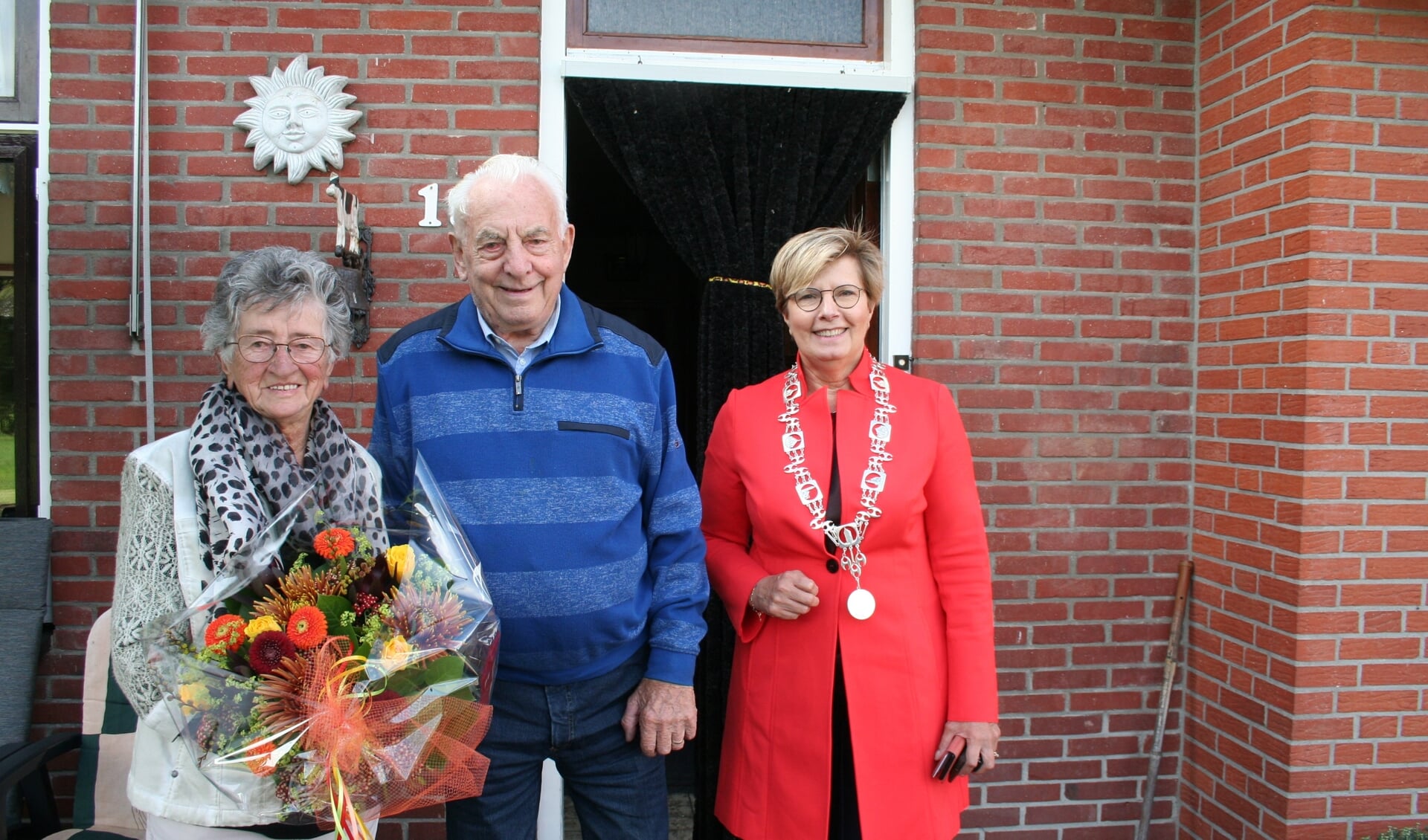 Loco-burgemeester Anja Prins kwam langs om het echtpaar te feliciteren met hun bijzondere jubileum. (Tekst/foto: Martin Meijerink)