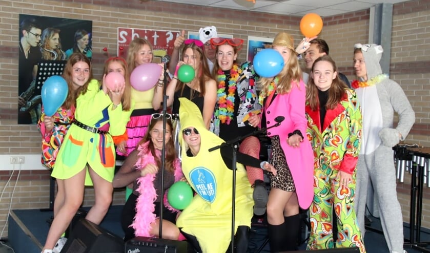 <p>Lachen: Leerlingen van het Canisius zijn verkleed in het kader van het thema carnaval.</p>