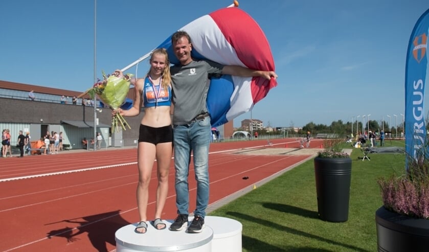 <p>Meerkampster Marleen Baas van AC Tion en trainer Marcel Dost.</p>