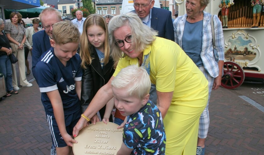 <p>Erna Zwiers legt haar plaquette in de Walk of Fame. De waardering liet helaas even op zich wachten.</p>