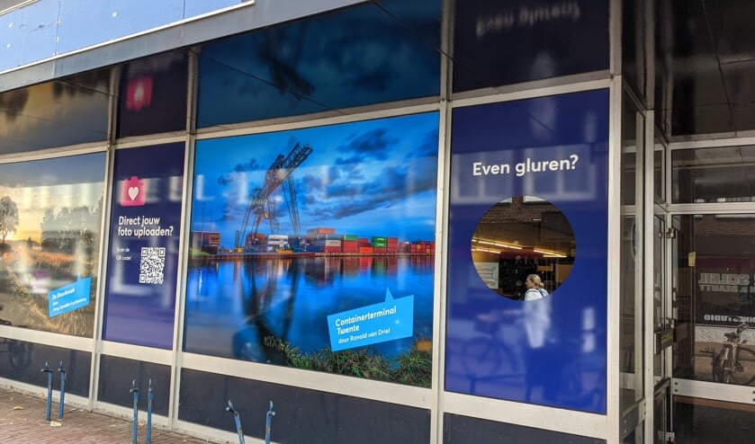 Foto's van Ronald van Driel en Anny Spoolder-Luchtenberg sieren het pand.