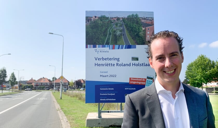 <p>Wethouder Arjen Maathuis bij het bord van de herinrichting H. R. Holstlaan.</p>