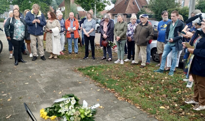 <p>De onthulling van de Stolperstein voor Salomon de Lange in de Marthastraat 2. Foto: Ans Brongers. </p>