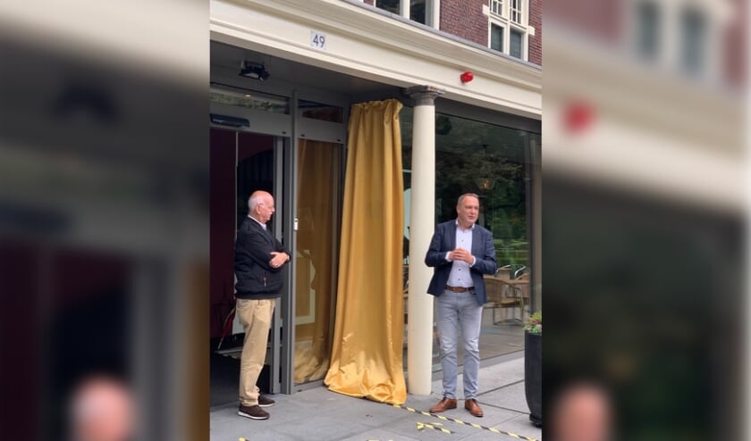 <p>Voorzitter Jan Bakker (links) en wethouder Ben Beens staan op het punt om het logo te onthullen bij de ingang van het Parkgebouw. </p>