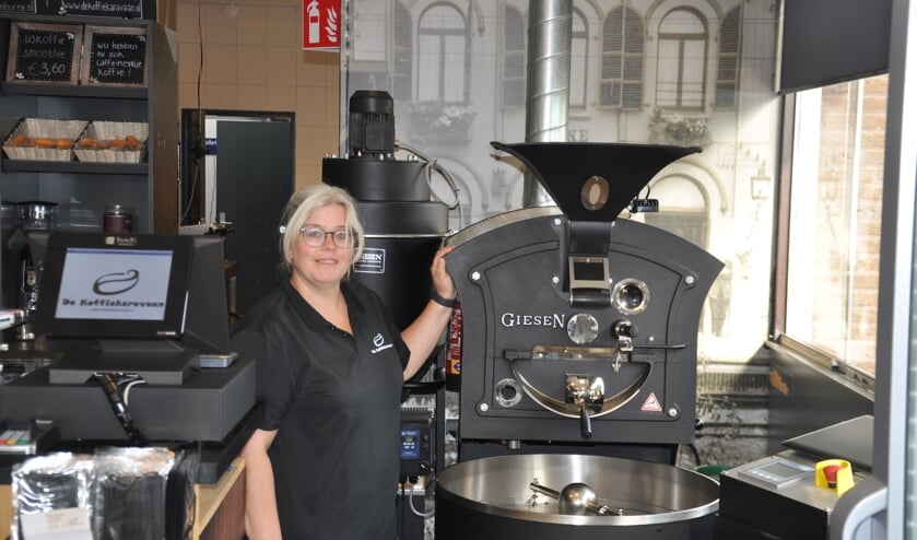 <p>Irene Prigge bij de koffiebrander waarmee ze koffiebonen zelf branden</p>