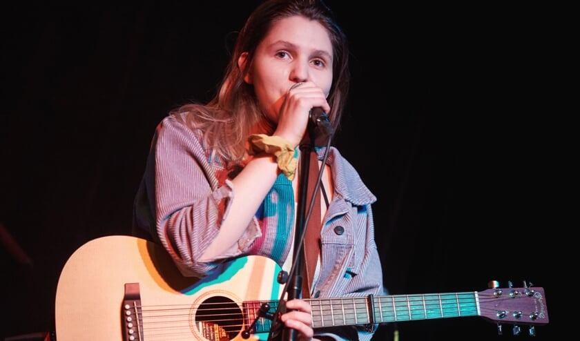 <p>Lauringer: aanstekelijke singer-songwriter tunes gemend met pop en feel-good indie. Foto: Marcel Pullen</p>