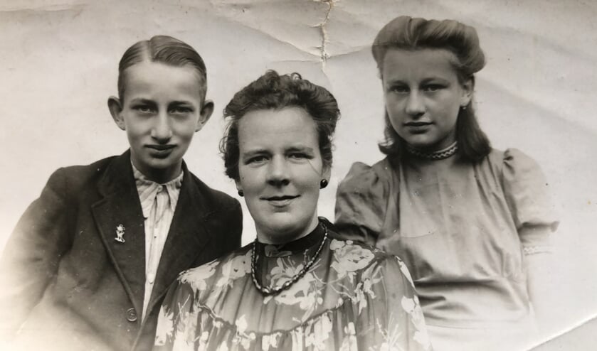 <p>De vrouw van Salomon de Lange, Erna Nagel met hun twee kinderen Gerd en Sonja. Foto: Sonja de Lange. </p>