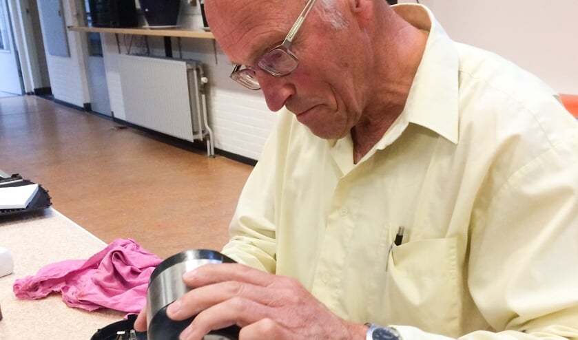 <p>De vrijwilligers van Repair Café Almelo proberen altijd een reparatie tot een goed einde te brengen.</p>