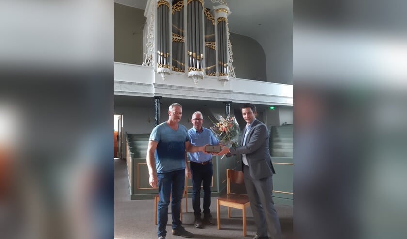 <p>V. l.n.r. kerkrentmeester Gerrit Veneklaas, Wim Nijkamp voorzitter Erfgoed Adviesraad Rijssen-Holten en wethouder Erik Wessels. </p>