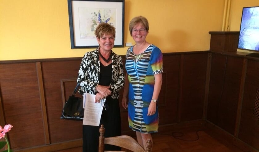 <p>Elles Veltkamp (rechts) met een bezoekster bij een eerdere expositie. Eigen foto. </p>