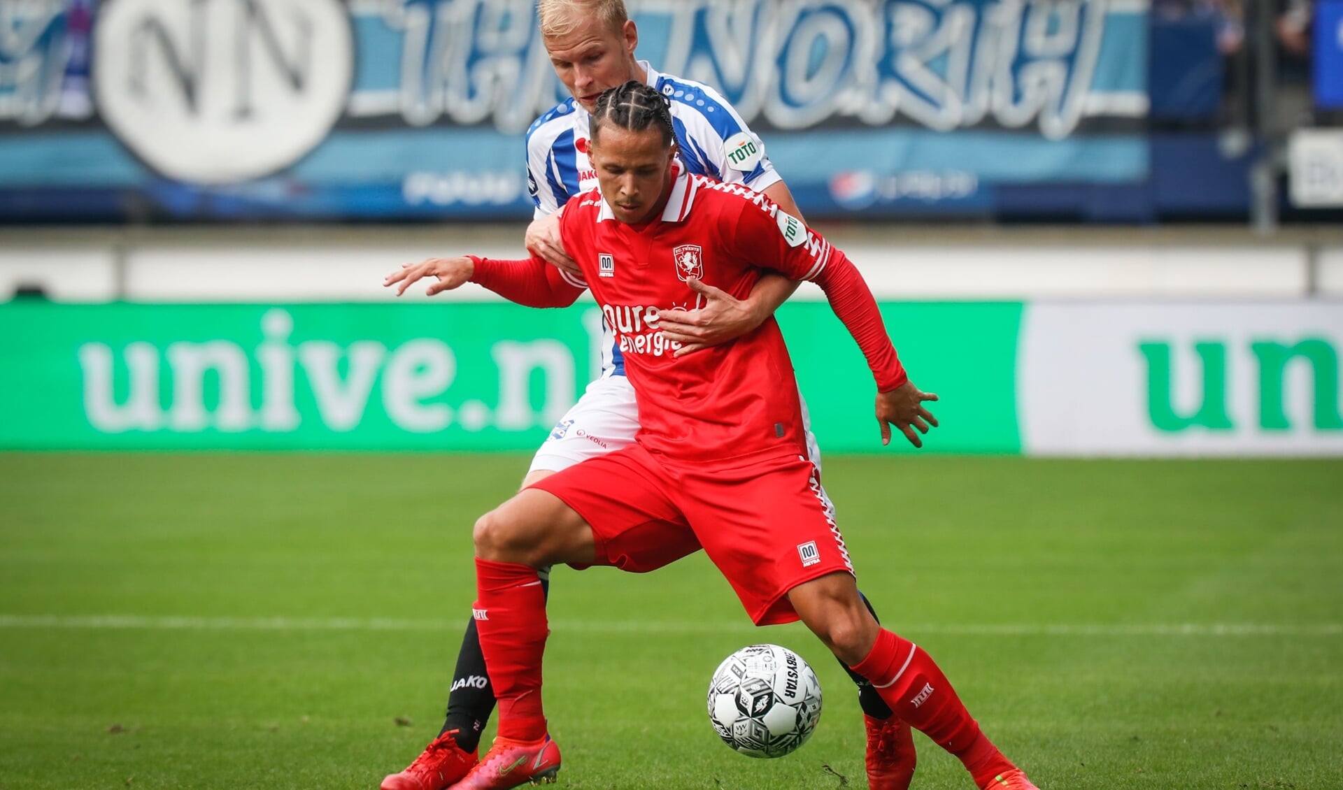 Luca Everink, sterk aan de bal tegen SC Heerenveen. (Foto: FC Twente Media/Bas Everhard_