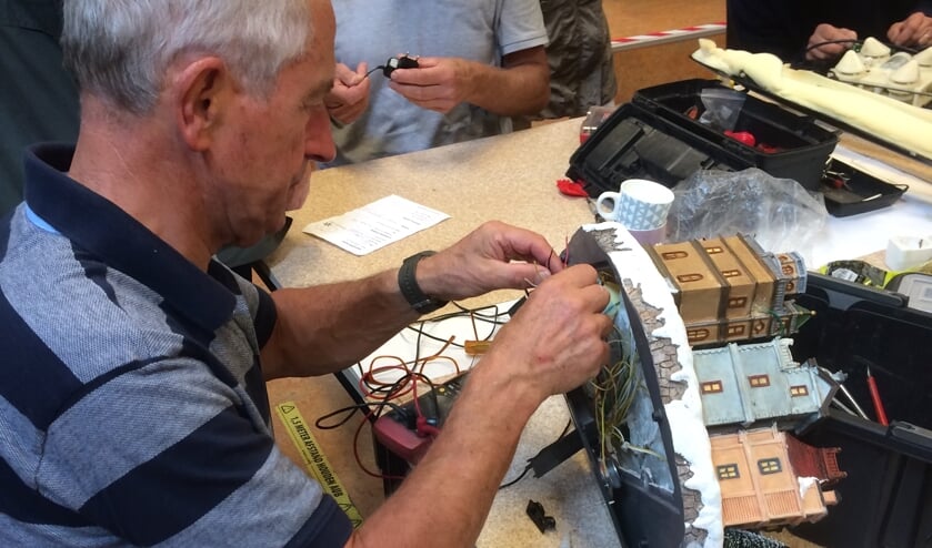 <p>Vrijwilligers van Repair Cafe zijn druk bezig met allerlei reparatiewerkzaamheden.</p>