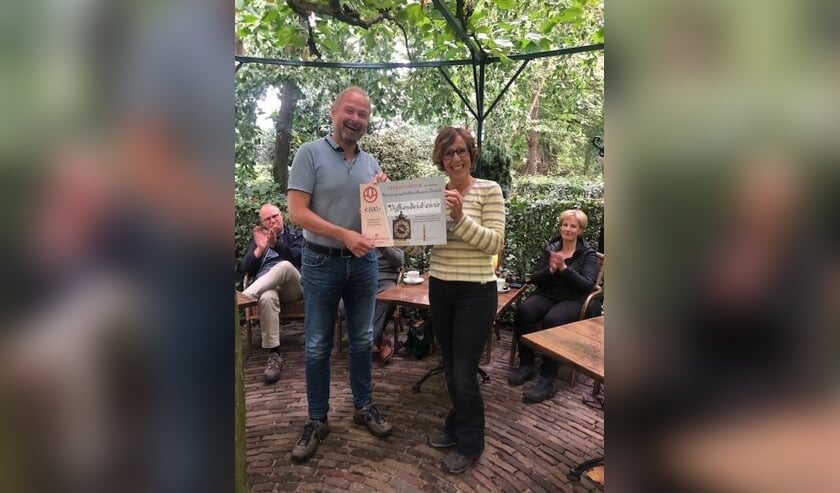 <p>Burgemeester Patrick Welman, tevens voorzitter van de Oudheidkamer Twente, neemt een cheque in ontvangst van Harriet Tomassen van Crematoria Twente. </p>
