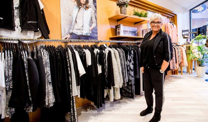 <p>Ria Stegge in haar modezaak. Deze week viert ze het jubileum met een feestweek. Foto: PR. </p>