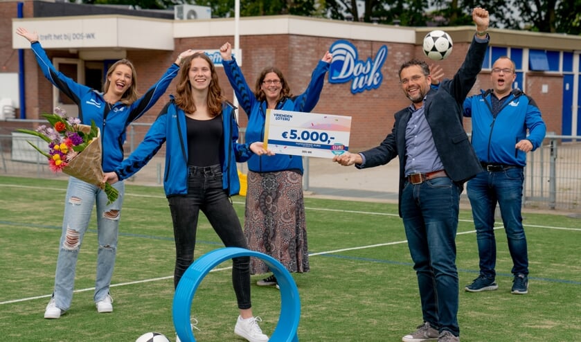 <p>Blije gezichten bij DOS-WK na het ontvangen van de cheque.</p>