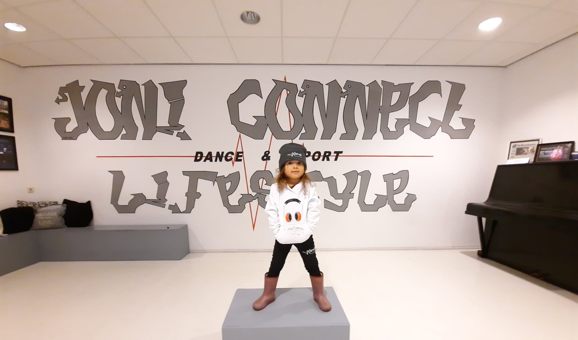 Joni Connect, de dans- en sportstudio van Joshua en Nicole, heeft naast de diverse lessen ook een eigen kledingwinkel. 