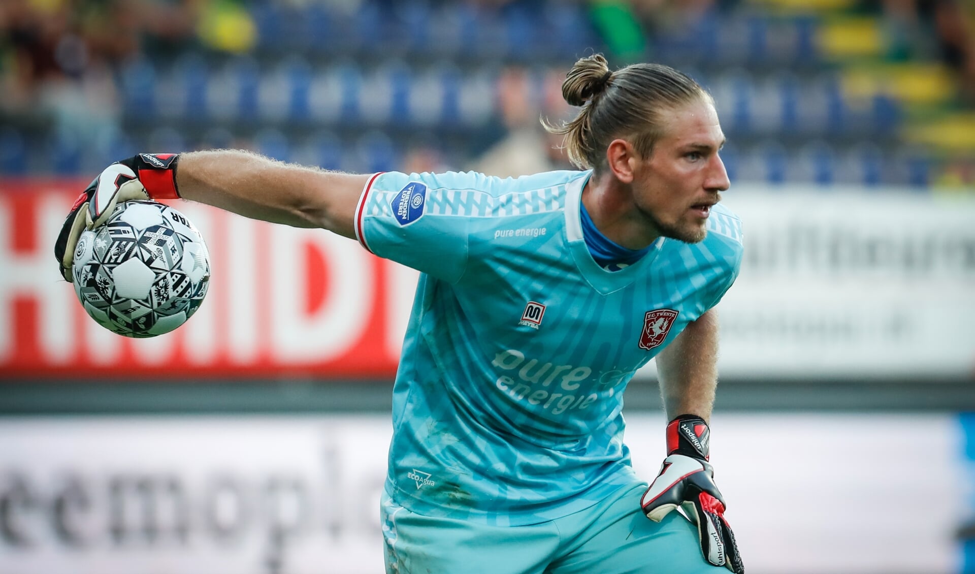 Lars Unnerstall in actie in de wedstrijd tegen Fortuna Sittard. (Foto: FC Twente Media/Bas Everhard)
