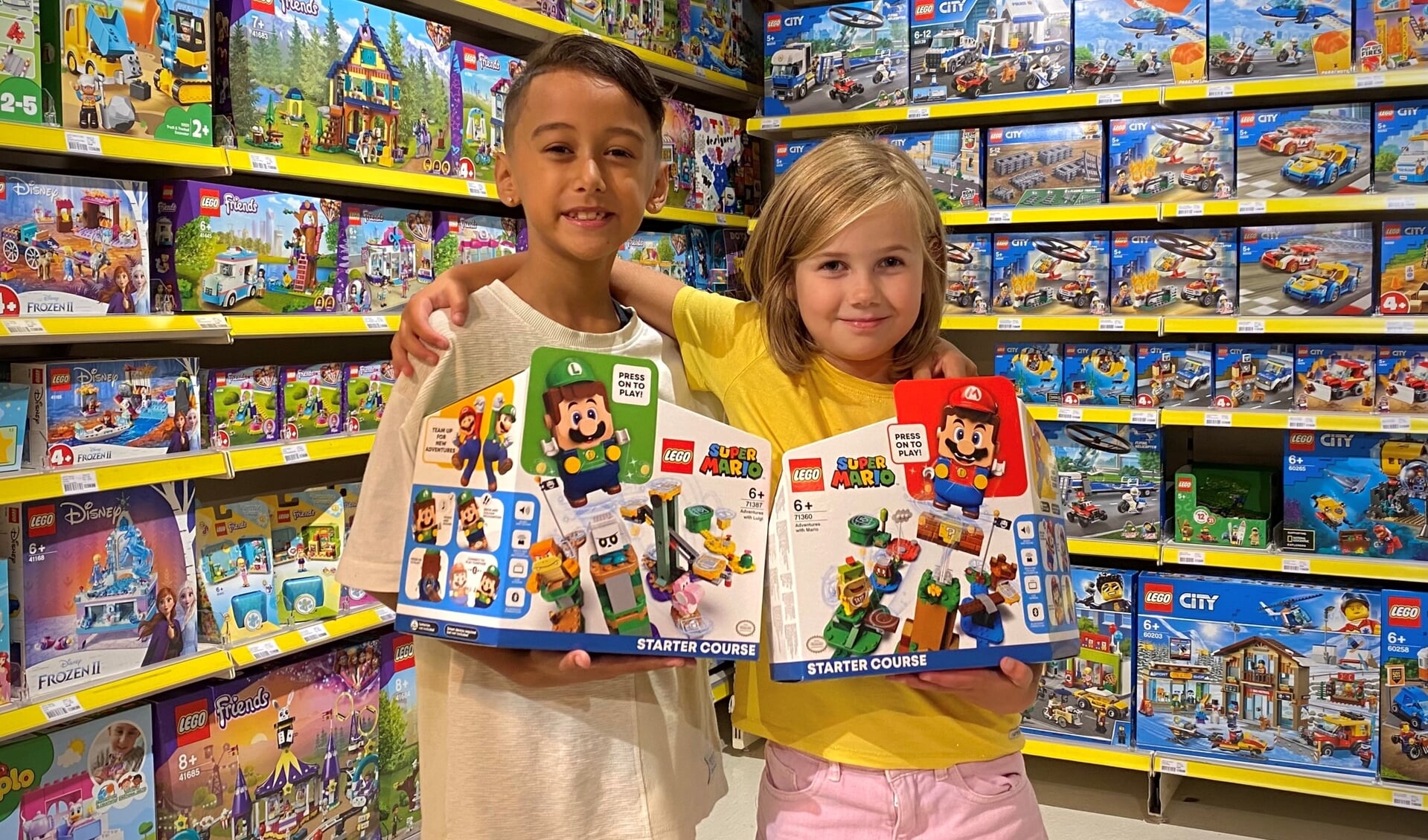 Jordann en Emily testen de Legoset met Mariofiguren, ''Je bent echt een beetje in je Mariospel aanwezig”, aldus Jordann.