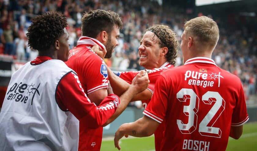 <p>Giovanni Troupée 'feliciteert' doelpuntenmaker Robin Pröpper. (Foto: FC Twente Media/Bas Everhard) </p>
