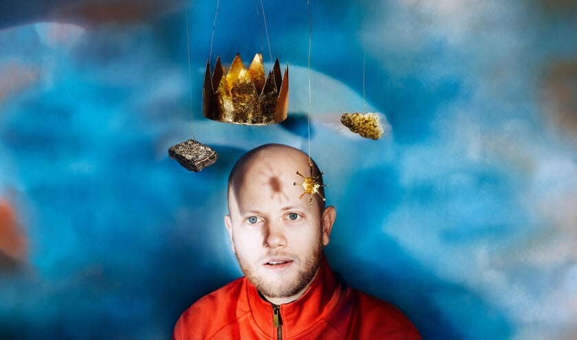 <p>Bowi gaat voor het eerst naar school en dat valt hem vies tegen. Thuis kreeg hij wat hij wilde. Nu moet hij alles delen, samen spelen en luisteren naar de juf. Hij moet aan tafel zitten met de bazige Ruby en Zip. Alles moet op hun manier. Dat wil Bowi helemaal niet. Was hij maar de koning van de klas! En dan gebeurt iets wonderlijks. De klas trilt, licht flitst in alle kleuren van de regenboog… en Bowi's wens komt uit. Hij is koning van de klas! Heerlijk, alles gaat zoals hij wil. Nu moeten Ruby en Zip Bowi's bediendes zijn. Dat vinden ze echt niet te doen. Als de kroon van Bowi smelt door de zon, krijgt Ruby een idee. ‘Was ik de zon maar, dan was ik zelfs over de Koning de baas'. Flits! Ook haar wens komt uit...</p><p><br></p>