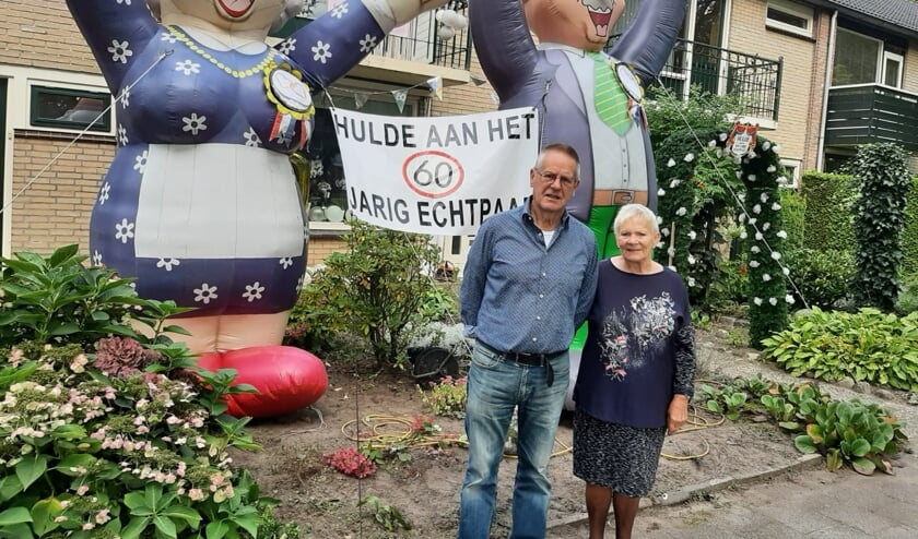 <p>Foto: Ben Wubbels. Tekst: Martin Meijerink. De Thijdarren eren het echtpaar op gebruikelijke, ludieke wijze.</p>