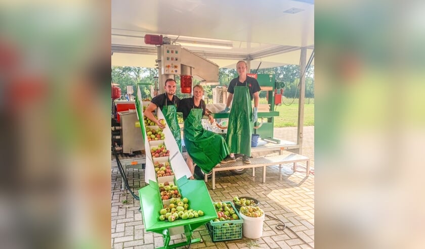 <p>De Twentse Sapmobiel perst appels, peren en ander fruit ter plekke uit.</p>