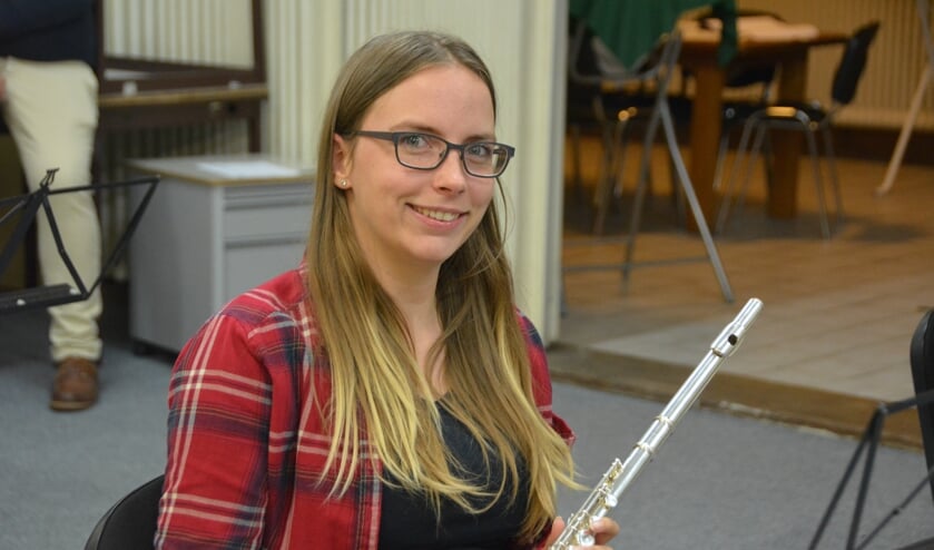<p>Ruth (28), dwarsfluitiste bij Stadsharmonie Enschede: “De gezelligheid die in het orkest zit is heel belangrijk voor mij!"</p>