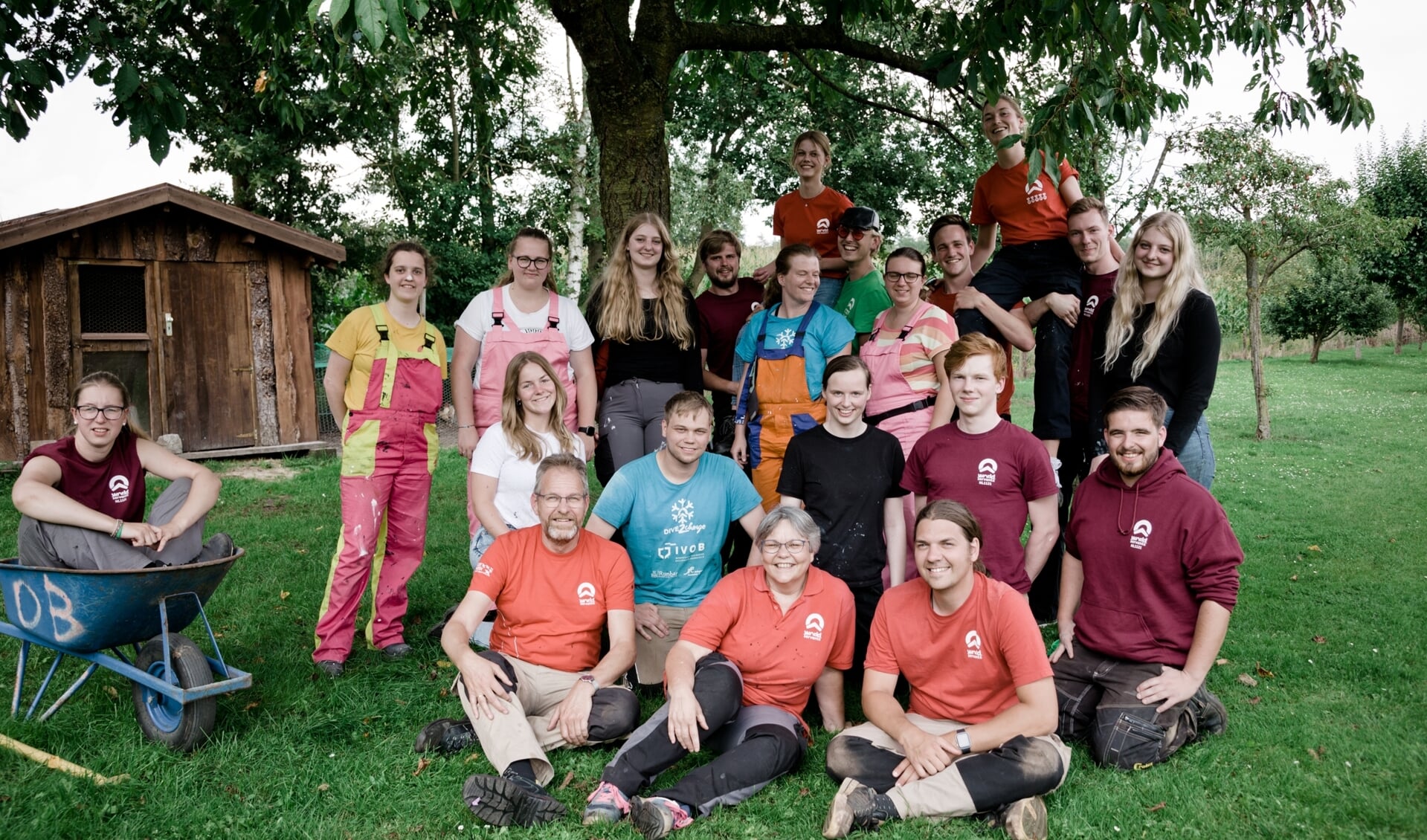 Het team van Present bijeen in Boekelo. (Foto: Chantal van der Burgt)