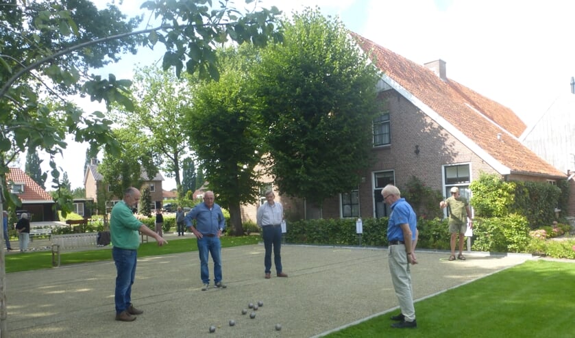 <p>Iedereen is van harte welkom om eens te proeven aan de gezellige sfeer en uitdaging van jeu de boules. En ja, ook de jongere doelgroep is van harte welkom!</p>