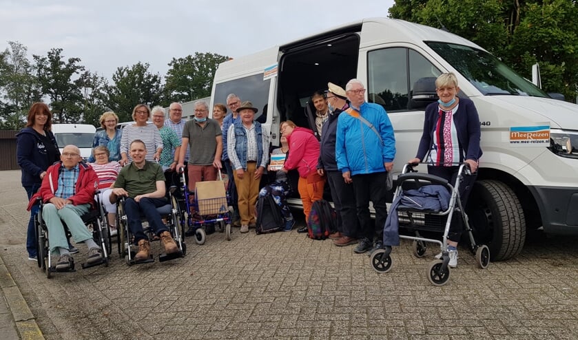 <p>Zaterdagochtend vlak voor vertrek; Marijan en haar collega's hebben iedereen ingecheckt, dus het instappen kan beginnen. (Foto: Linda Meijer).</p>