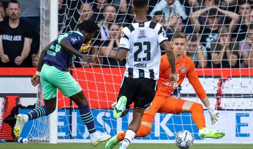 <p>Koen Bucker in actie tegen PSV in Erve Asito. (Foto: NESimages)</p>