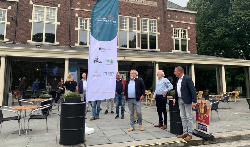 <p>De banner met het logo van de Koöperaatsie is door wethouder Ben Beens onthuld.</p>