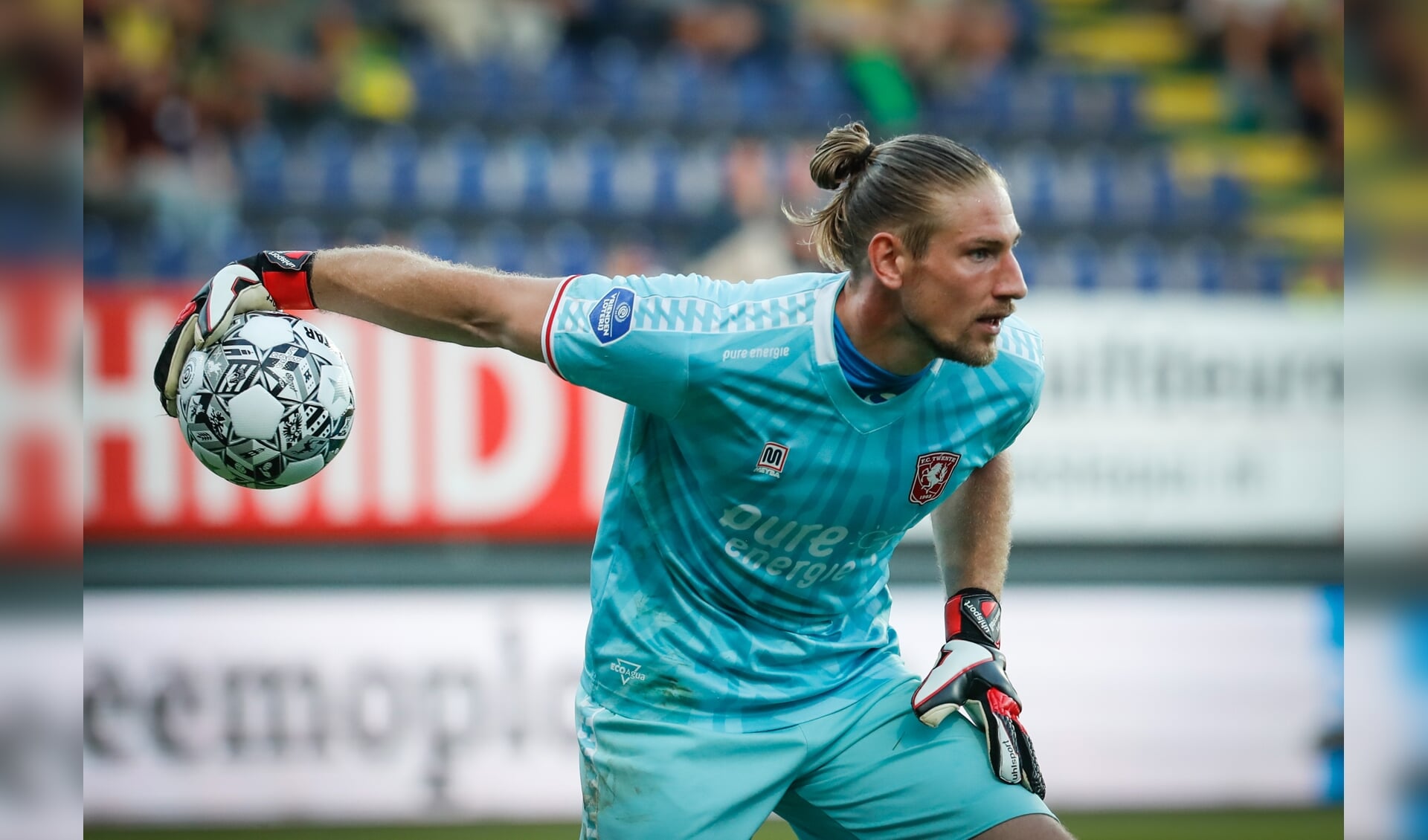 Lars Unnerstall in actie in de wedstrijd tegen Fortuna Sittard. (Foto: FC Twente Media/Bas Everhard)